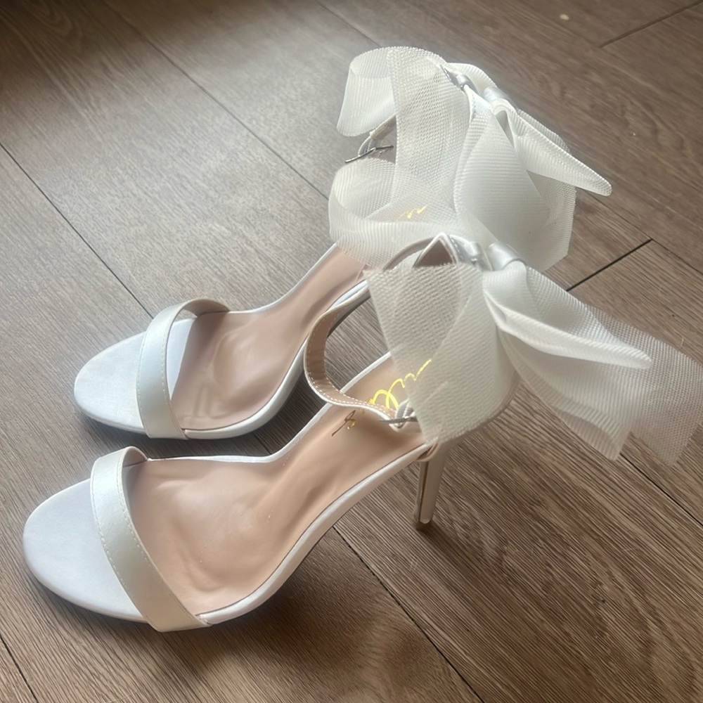 White heels with ankle strap and tulle bow